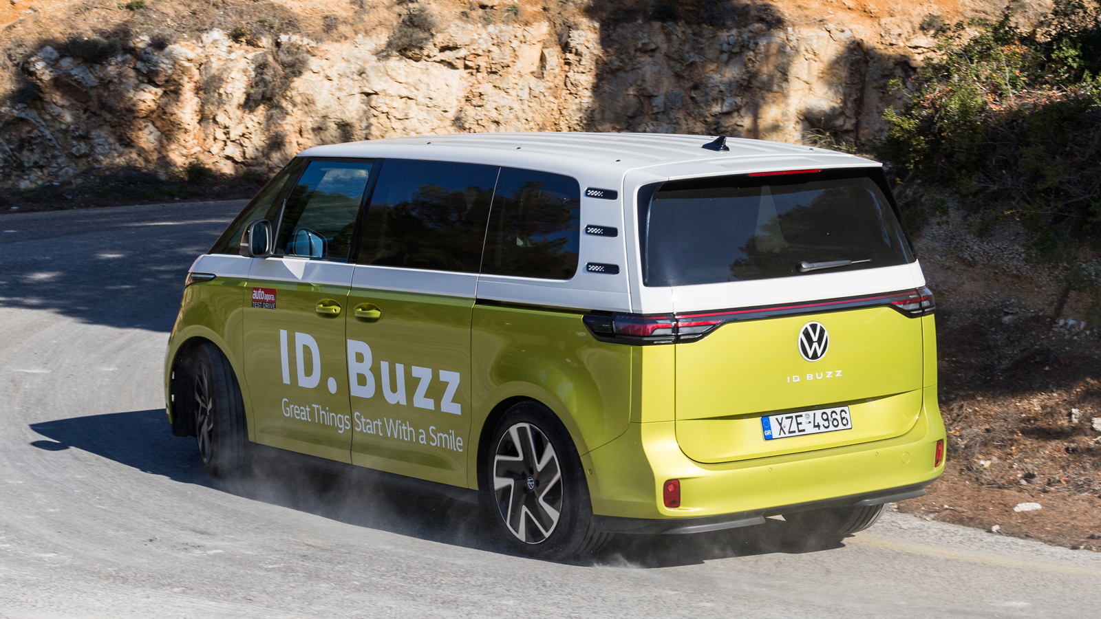 VW ID.Buzz: Κοιτάει στο μέλλον αναπολώντας το παρελθόν